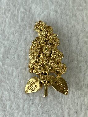 1967 Gold Tone WIBC 50th Year Grapes Brooch Pin Women's Bowling Hyacinth Lilac